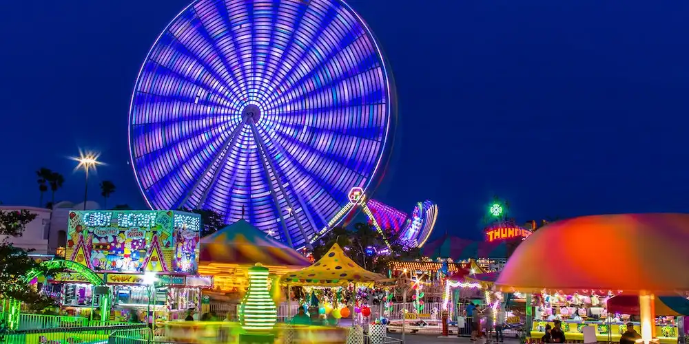 Photo of spinnign Ferris wheel at night